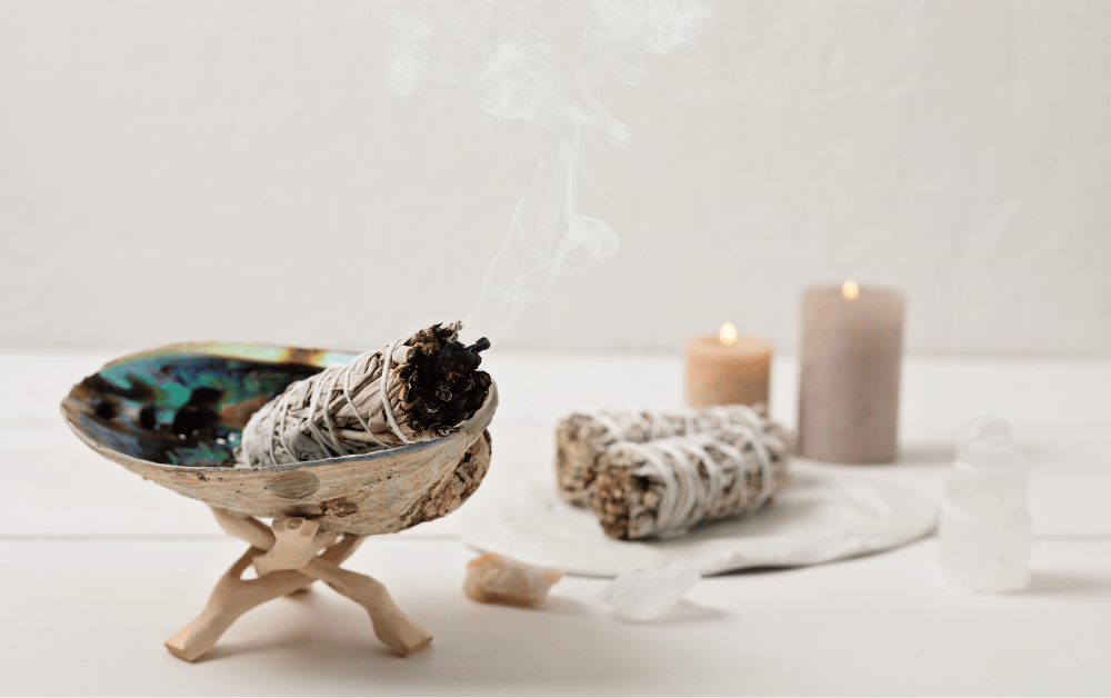 Räucherschale mit White Sage, Smudge-Bündel und Kerzen für spirituelle Rituale & Aurareinigung – MAFUMO Räuchermanufaktur