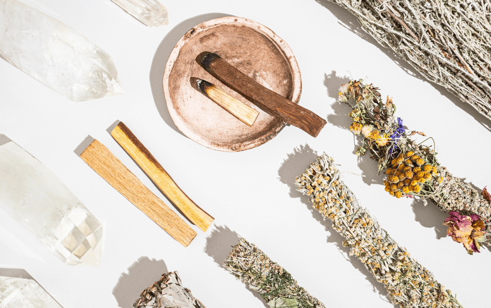 Räucherzubehör und getrocknete Kräuter für Duft & Wohlbefinden – Palo Santo, Räucherschale, Smudge und Blütenmischungen von MAFUMO