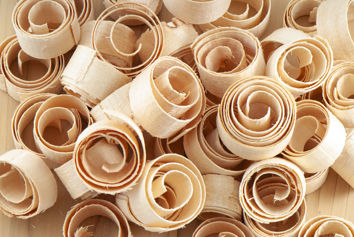Holzspäne als Stimmungsbild für Holy Smokes Räucherstäbchen – naturrein & handgerollt | MAFUMO