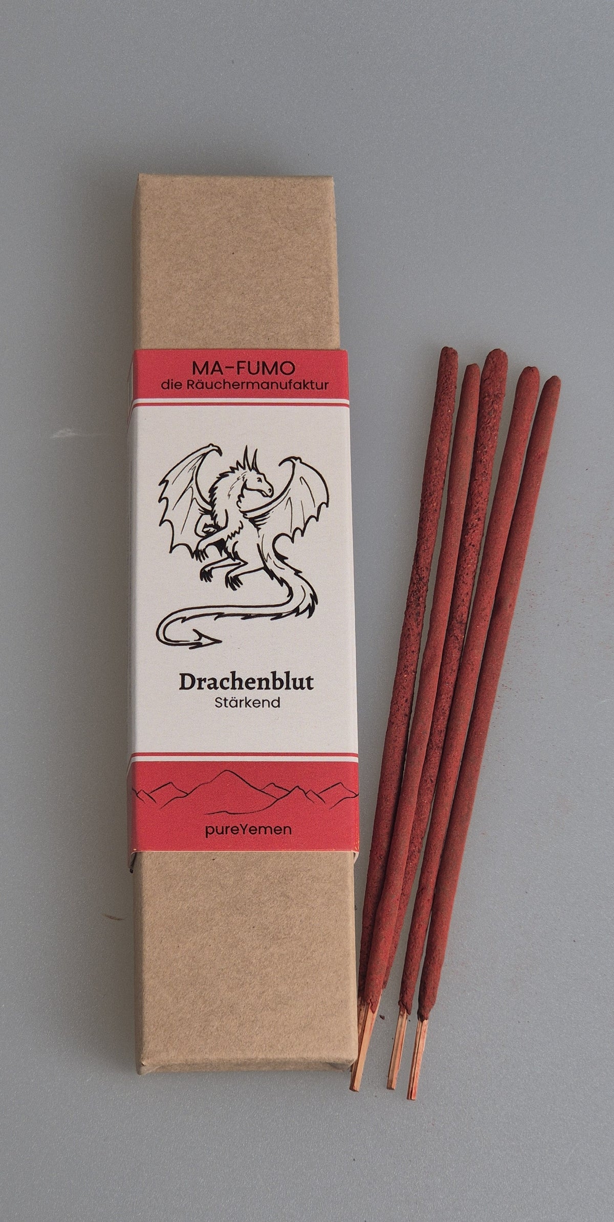 von hand gerollte räucherstäbchen aus dem jemen mit drachenblut harz