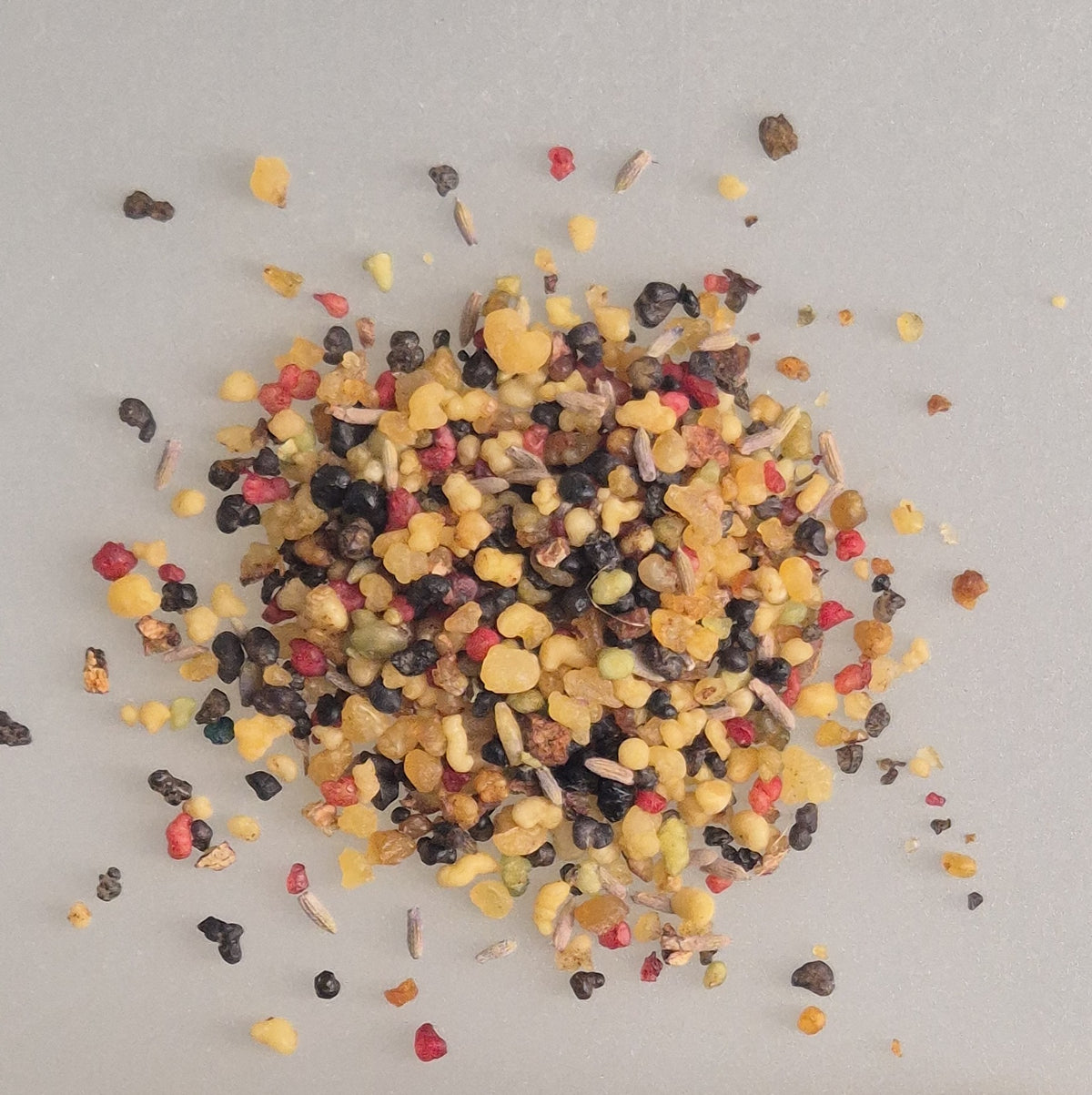 Räucherwerk, Erlesener Kirchen-Weihrauch mit Lavendelblüten, würzig starker Rauch, sanft im Duft mit sakraler Note, zur Reinigung. Online bei MA-FUMO, der Räuchermanufaktur