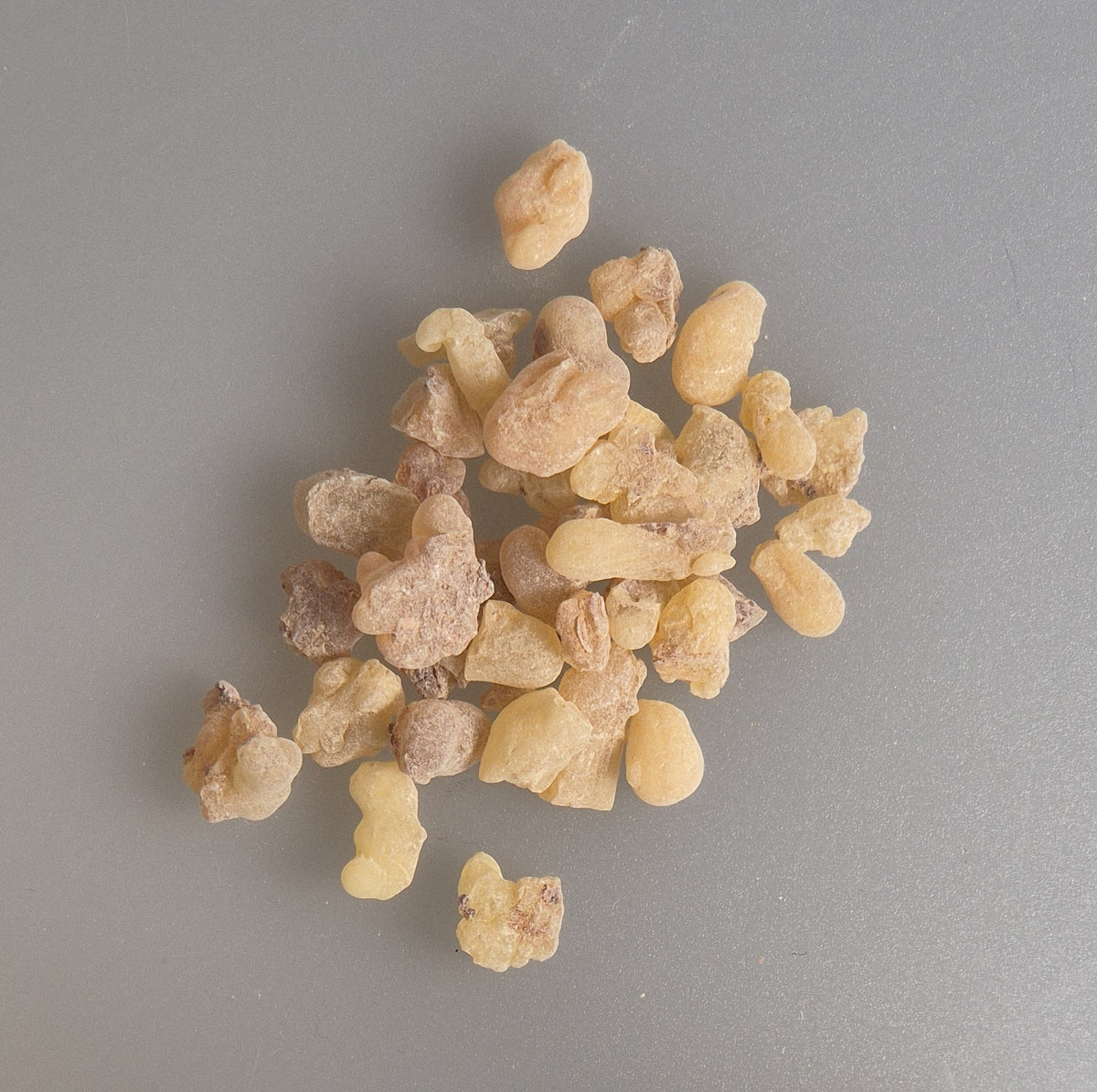 Räucherwerk, Weihrauch Aden, balsamische Note, zur Reinigung, weiße bis leicht gelbliche Farbe, feiner Duft, zitrusartige Note, Räuchermischungen, Räuchermanufaktur, Weihrauch