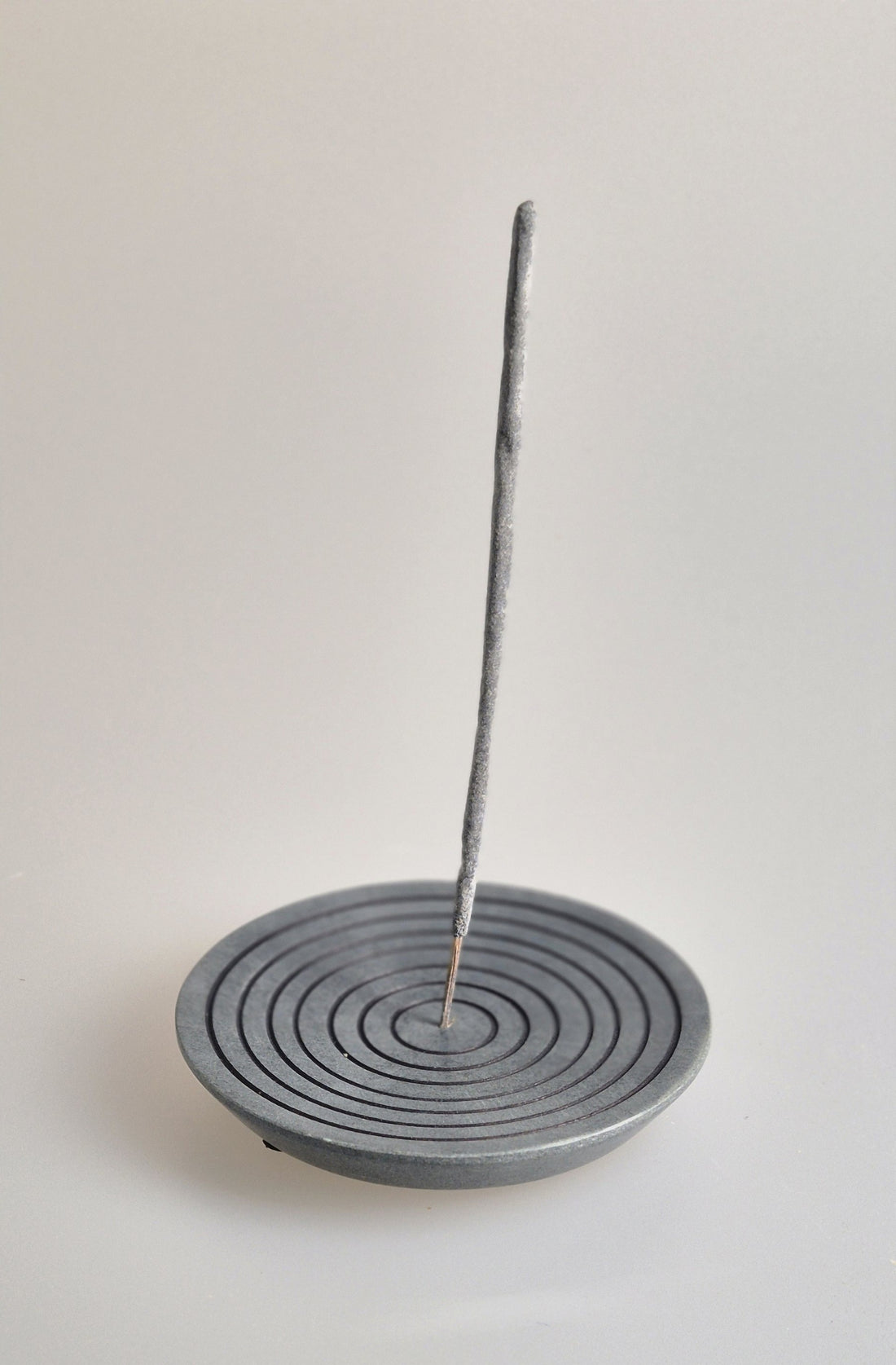 Speckstein Räucherstäbchenhalter Circle – Detailansicht konzentrische Rillen