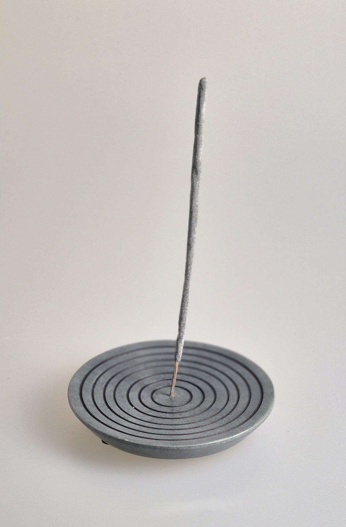 Speckstein Räucherstäbchenhalter Circle – Detailansicht konzentrische Rillen