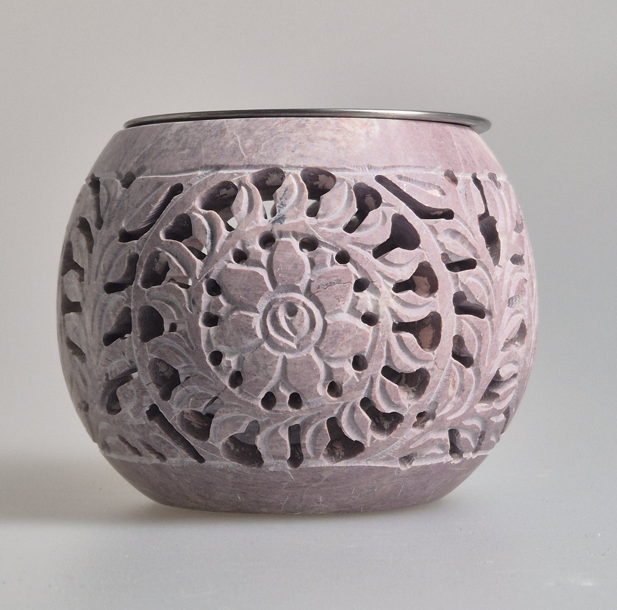 Speckstein mit Edelstahlsieb zum Räuchern, Räucherstövchen, Sieb mit einem d=ca. 9cm, h= ca. 9,5cm, bauchige Form 