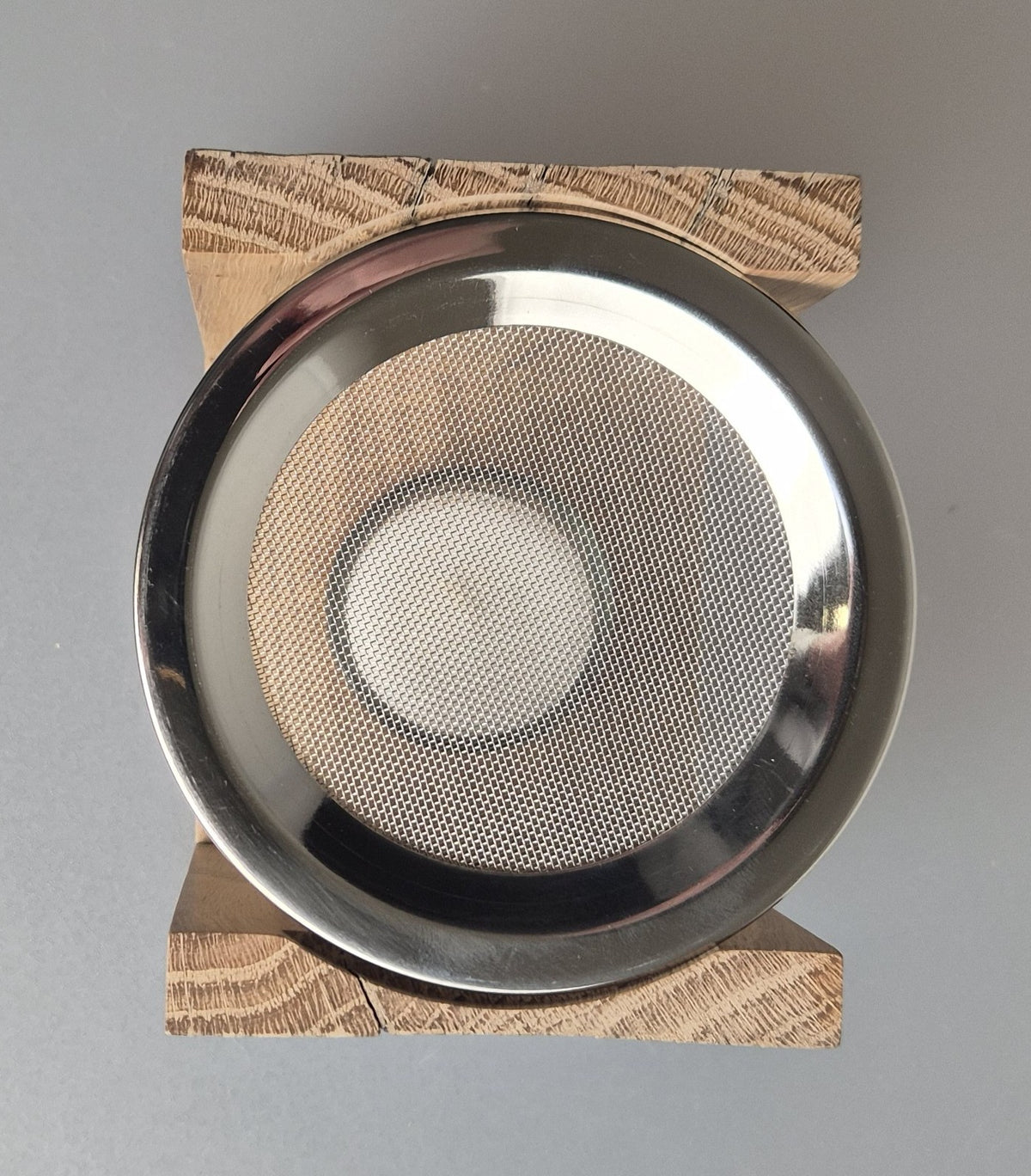 von Hand gefertigtes Räuchergefäß aus 100% Eichenholz mit Edelstahlsieb, d=10cm