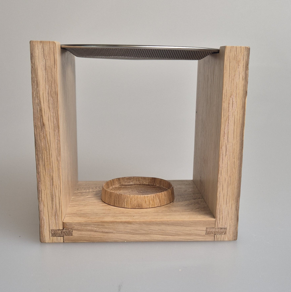 von Hand gefertigtes Räuchergefäß aus 100% Eichenholz mit Edelstahlsieb, d=10cm