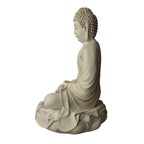 Elfenbeinweiße Amitabha-Buddha-Statue auf Lotussockel, Seitenansicht mit Blick nach links und faltenreichem Gewand.
