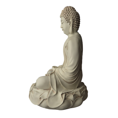 Elfenbeinweiße Amitabha-Buddha-Statue auf Lotussockel, Seitenansicht mit Blick nach links und faltenreichem Gewand.