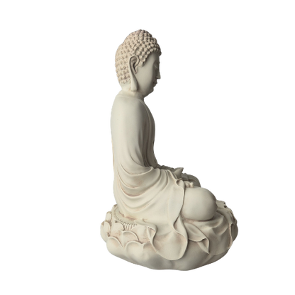 Elfenbeinweiße Amitabha-Buddha-Statue auf Lotussockel, Seitenansicht mit Blick nach rechts und fließenden Gewandfalten.