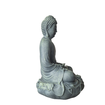 Grüne Buddha-Statue „Meditation“ im Profil nach rechts mit Händen im Schoß und gekreuzten Beinen auf einem Lotussockel.