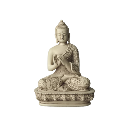 Elfenbeinweiße Buddha-Statue „Rad des Dharma“ mit Dharmachakra Mudra auf einem Lotussockel, Vorderansicht.