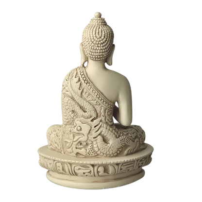 Rückansicht der elfenbeinweißen Buddha-Statue mit Drachenmotiv auf dem Gewand und verziertem Lotussockel.