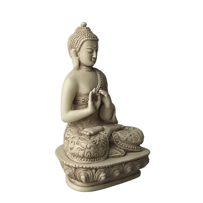 Schräge Vorderansicht der elfenbeinweißen Buddha-Statue „Rad des Dharma“ mit verziertem Gewand und Lotussockel.