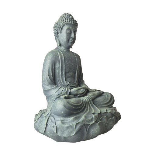 Schräge Vorderansicht der grünen Buddha-Statue „Meditation“ mit Dhyana Mudra und fließenden Gewandfalten auf einem Lotussockel.