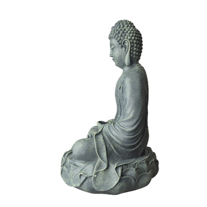 Grüne Buddha-Statue „Meditation“ im Profil nach links mit faltenreichem Gewand auf einem Lotussockel.