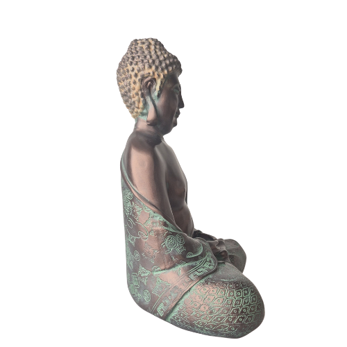 Buddha-Statue „Meditation“ in patinierter Bronzeoptik im Profil nach rechts mit freier Schulter und verziertem Gewand.