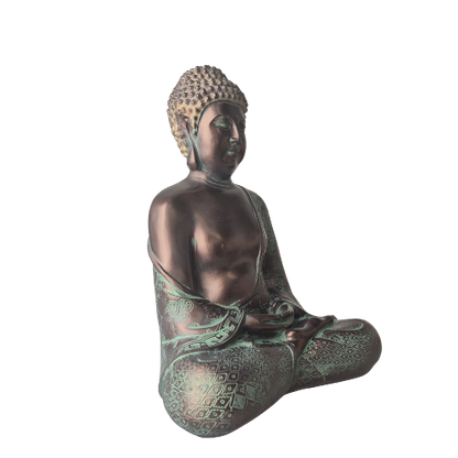 Schräge Vorderansicht der Buddha-Statue „Meditation“ in patinierter Bronzeoptik mit Händen im Schoß und gekreuzten Beinen.