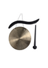 Ein Gong wie man ihn sich vorstellt. Messing Gong mit schwarzem Holzbügel und Schlegel zum einhängen  Der Klang dieses Gongs ist geprägt von Glanz und Größe. Die Optik spiegelt sowohl Balance und Harmonie als auch Anmut und Schönheit. Mit den ursprünglichen Handwerksmethoden werden die Gongs hergestellt, die überzeugend die Aura Fernost einfangen.