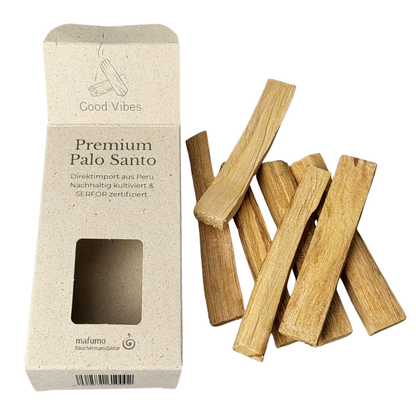 Verpackung  mit unserem Palo Santo - ausgepackt. Im nachhaltigen Graspapierkarton. Zertifiziertes Palo Santo Räucherholz, mind. 7 Sticks mit ca. 10 cm Länge