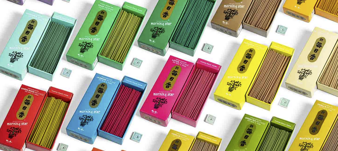 Japanische Räucherstäbchen, Großpackung mit 200 Sticks und Keramik Stäbchenhalter, Morning Star von Nippon Kodo im MA-FUMO Shop erhältlich
